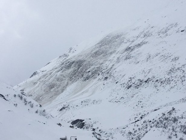 Abb. 6: Grosser Lawinenabgang, wie er typisch ist bei grosser Lawinengefahr. Hier in der südlichen Urseren, am Nordhang des Geissbergs, Andermatt, UR (Foto: T. Niffeler, 23.03.2017).