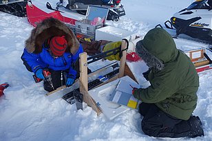 Im Workshop lernt man, wie man einen Meereis-Kern gewinnt (Barrow, Alaska, April 2019). Foto: M. Schneebeli, SLF
