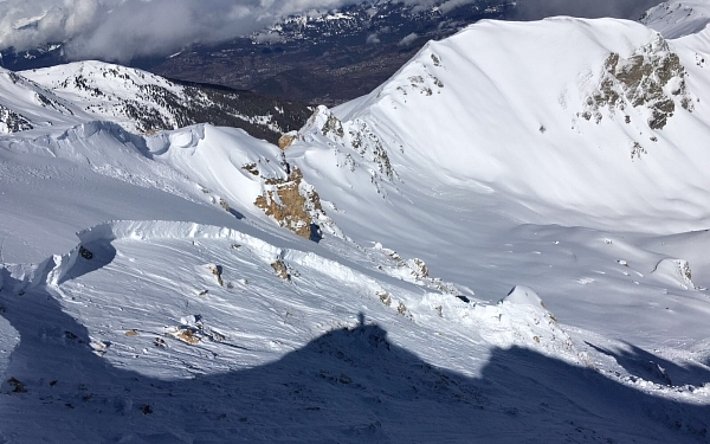 Dieser Blick in die Nordostflanke am Roc d`Orzival (2852 m, Anniviers, VS) zeigte, dass Lawinen auch hier bis in den Altschnee rissen und das Gestein freilegten (Foto: B. Gallera, 05.03.2017).