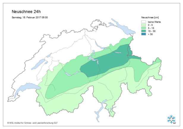Abb. 4: 1-Tages-Neuschneesumme manuell gemessen an den Beobachterstationen und modelliert an den automatischen Stationen des SLF. Mit 15 bis 30 cm fiel am Alpennordhang vom Brienzersee bis nach Liechtenstein und im nördlichen Prättigau am meisten Schnee. In den übrigen Teilen des Alpennordhanges und Nordbündens sowie in der Silvretta und im Samnaun fielen 5 bis 15 cm, sonst weniger. 