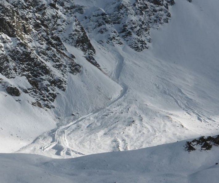 Ablagerung einer Lawine am San Bernadino, abgegangen vermutlich während der starken Schneefälle in der letzten Novemberwoche, GR (Foto: G. Kappenberger, 04.12.2016).