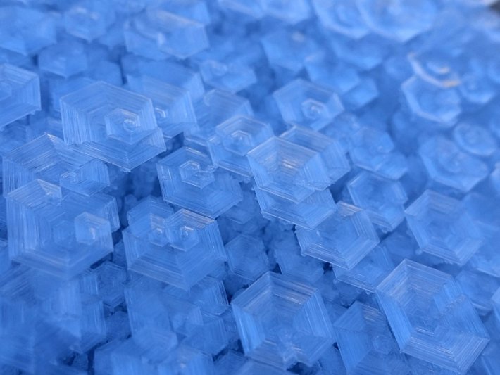 ... regelmässige Eiskristalle zu Begeisterungsrufen ein, wie hier am Öschinensee (Kandersteg, BE; Foto: M. Leibundgut, 01.01.2017).