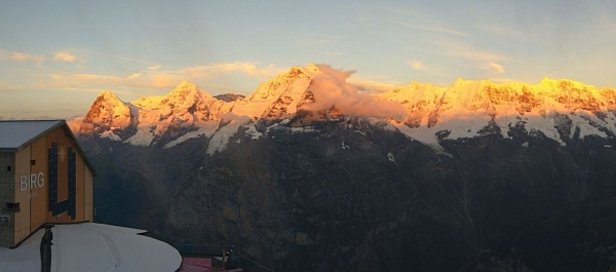 Abb. 9: Am Mittwochabend, 26.07. wurde der Blick auf die frisch verschneiten Berner Alpen frei. Blick von Birg (2684 m) zu Eiger (3970 m), Mönch (4107 m) und Jungfrau 4158 m), Gletscherhorn (3983 m), Äbeni Flue (3962 m) und Mittaghorn (3892 m) (Quelle: Webcam Schilthorn-Birg).