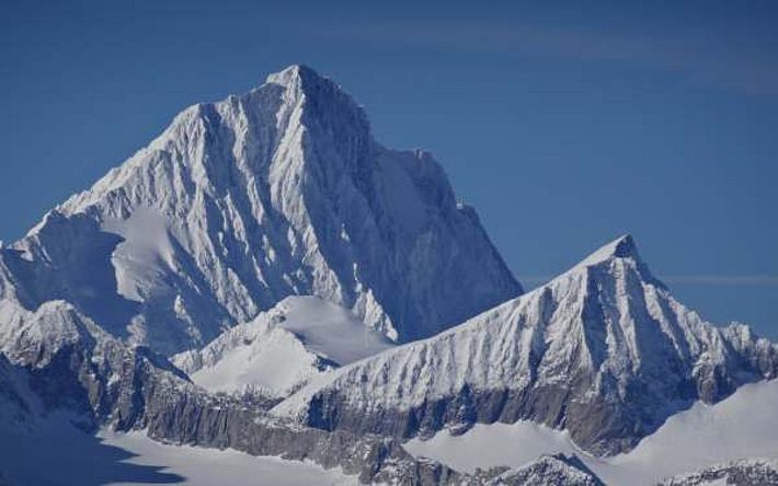 Finsteraarhorn (4274 m) und Oberaarhorn (3631 m), BE haben von Süden her Schnee bekommen, der an den Felswänden wie angeklebt war (Foto: T. Schneidt, 27.11.2016).