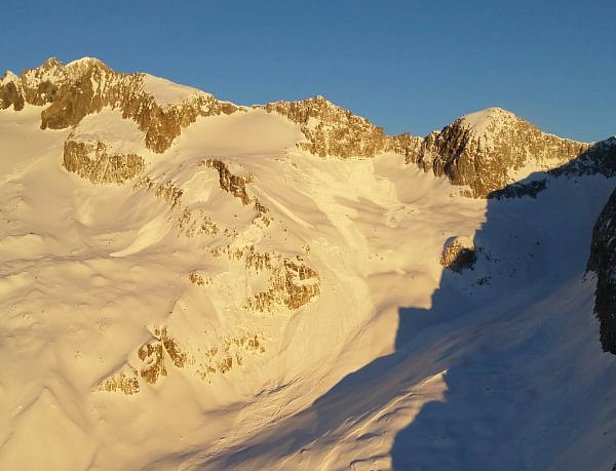 Photo 24: Avalanches déclenchées au moyen d’explosifs pour la sécurisation des pistes dans le domaine skiable de Belalp, VS. Une seule charge explosive a provoqué une succession d’avalanches. Ces avalanches secondaires sont des signes évidents que la constitution du manteau neigeux était extrêmement propice à la propagation des ruptures (photo: M. Nellen 05.01.2015).