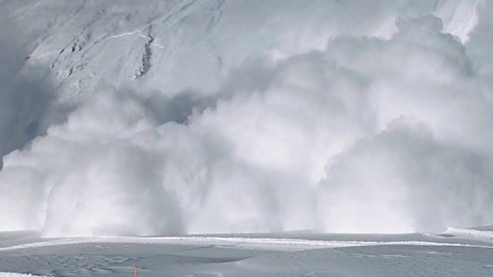 Grandes quantités de neige fraîche, tempête, importante activité avalancheuse
