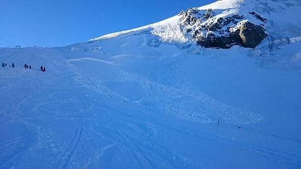 Abb. 9: Spontane Schneebrettlawine in einem N-Hang auf ca. 3600 m beim Passo di Ventina Sud, abgegangen in der Nacht vom Samstag, 15.10. auf Sonntag, 16.10. auf dem Sommer-Altschnee (Zermatt, VS) (Foto: S. Tüscher).