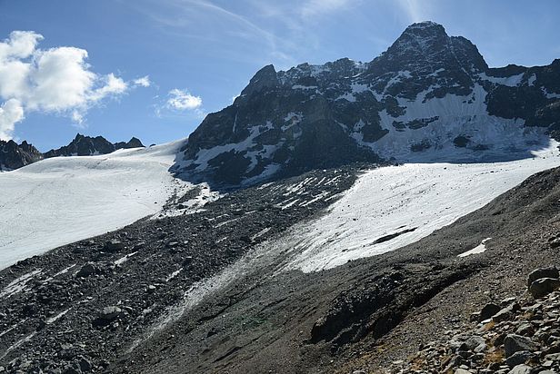In einer Felswand am Piz Kesch ist ein Felssturz losgebrochen. Das Material bedeckt auch Teile des darunterliegenden Porchabella Gletschers.