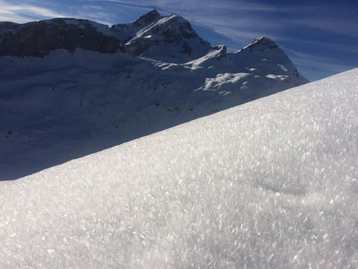 Givre de surface, en arrière-plan le Grand Chavalard (2899 m; Photo: V. Bettler, 06.12.2016).