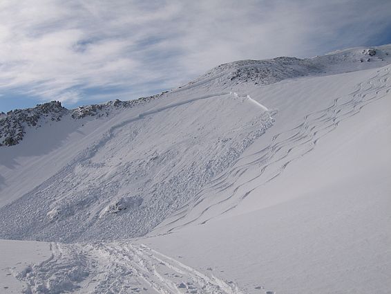 Schneebrettlawine im Skigebiet Parsenn. (Foto: Lukas Dürr / SLF)