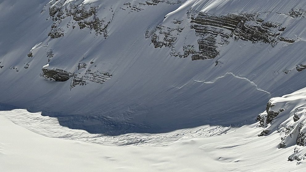 Neige fraîche sur une couche fragile de neige ancienne