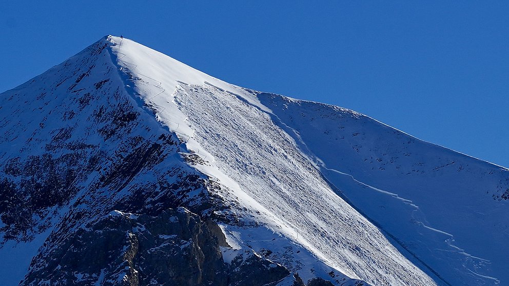 Problème de neige ancienne prononcé, de nombreuses avalanches déclenchées par des personnes