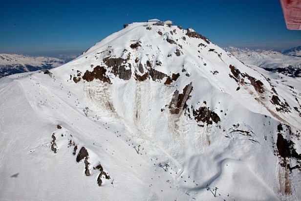 Photo 2: Pendant plusieurs mois, des avalanches de glissement ont marqué la situation avalancheuse au cours de l’hiver 2011/12 dans de grandes parties des Alpes suisses, comme par exemple à Arosa, dans les Grisons, au début de mars 2012 (Photo: copyright@FotoHomberger).