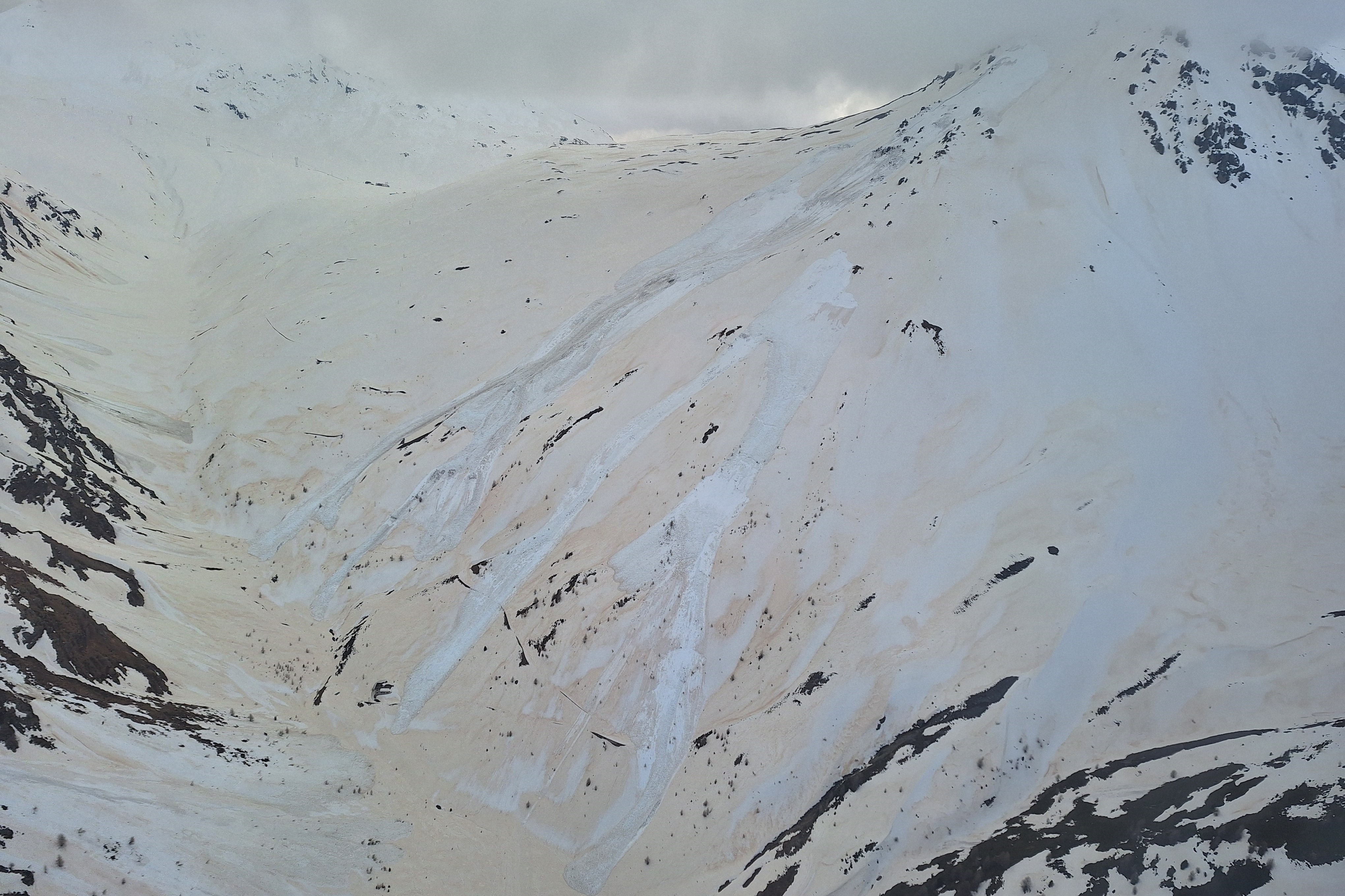 Sensations estivales et humidification du manteau neigeux