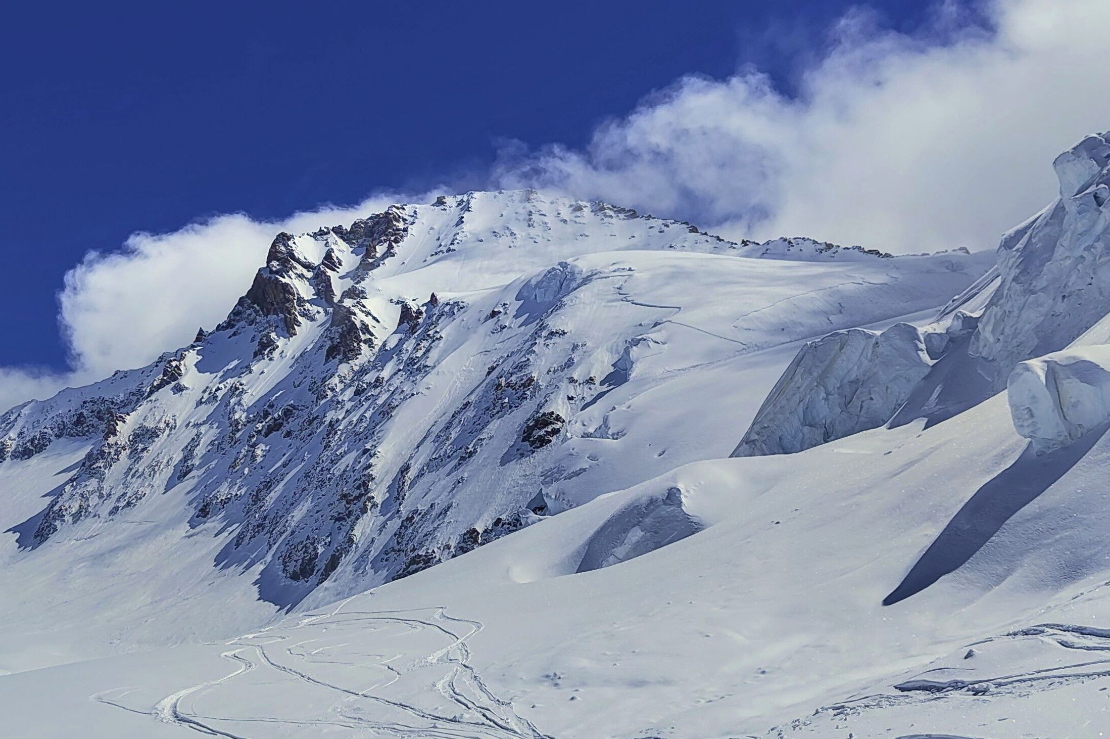 Beaucoup de neige fraîche en haute montagne et quelques avalanches