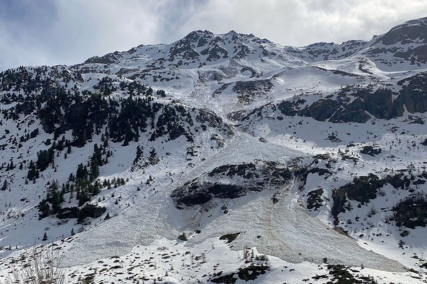 Avalanches de neige mouillée sur les pentes exposées au nord jusqu’à haute altitude