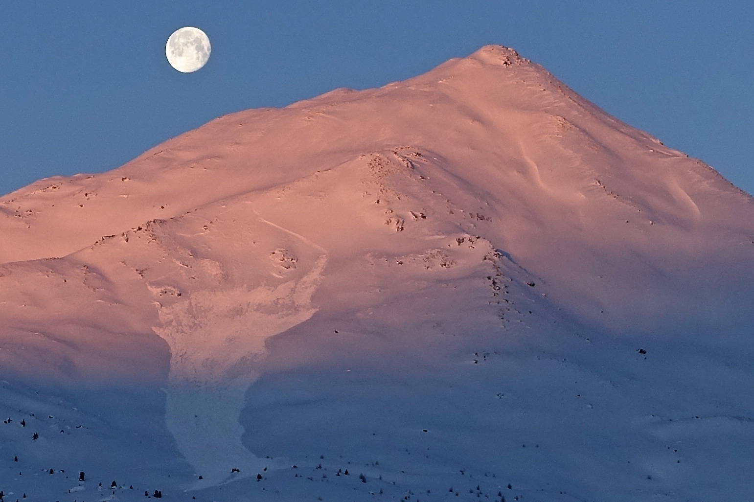 Winterliche Ostern mit gebietsweise viel Neuschnee und grosser Lawinengefahr, viele Lawinenunfälle, dann zunehmend nasse Lawinen